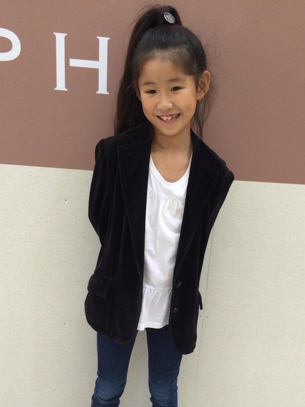 「足元はコンバース、中学の時に流行ったたまごっち、今は娘がハマってます」｜「UNIQLOのアイテム（タンクトップ、ホワイト系）」を使った、♡m♡さん（レディース・151cm）の秋コーディネートの1枚目の写真