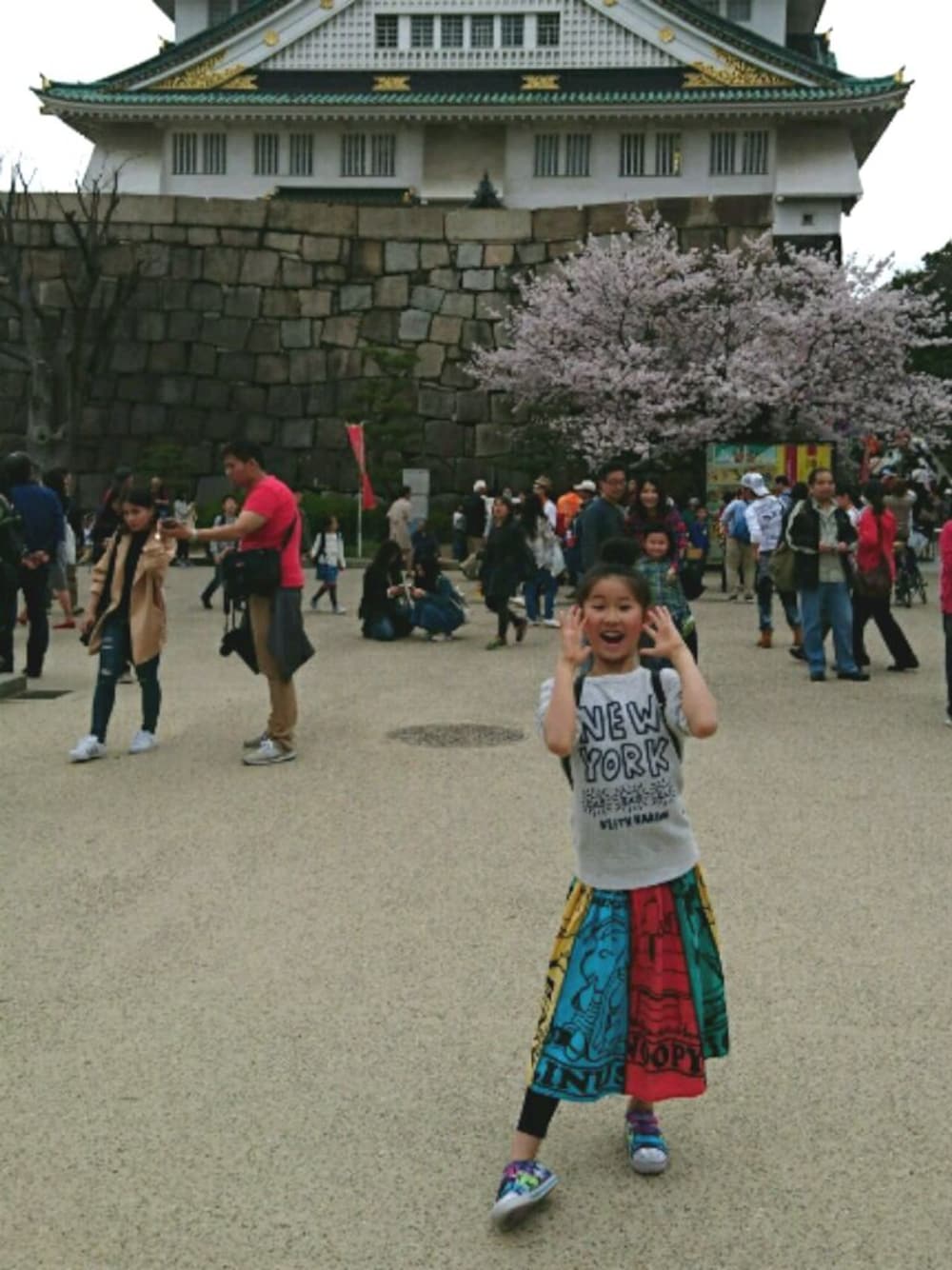 「大阪城公園、お花見、快晴」｜「UNIQLOのアイテム（スウェット、グレー系）」を使った、♡m♡さん（レディース・151cm）の春コーディネートの1枚目の写真