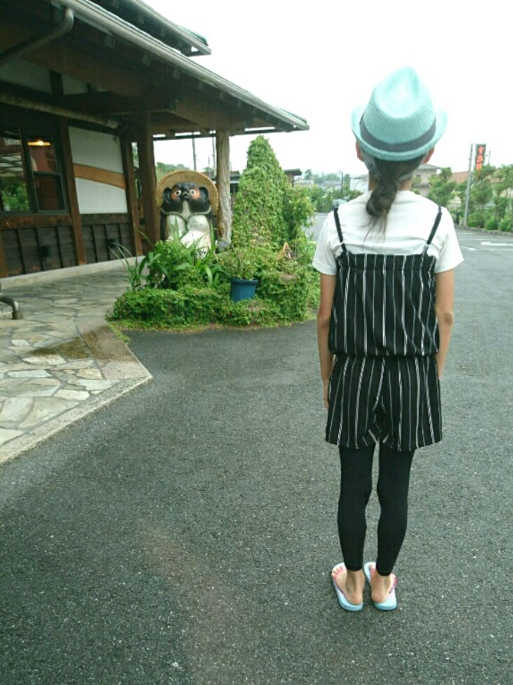 「カジュアル、うしろ姿、サロペット」｜「abcdのアイテム（帽子、グリーン系）」を使った、♡m♡さん（レディース・151cm）の夏コーディネートの1枚目の写真