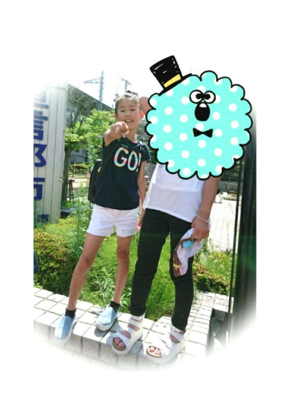 「ショートパンツ、ギャップキッズ、おだんごヘアー、リュック、おてんば娘、快晴、お友達と一緒に、カジュアル」｜「GAP KIDSのアイテム（Tシャツ/カットソー、ブルー系）」を使った、♡m♡さん（レディース・151cm）の夏コーディネートの1枚目の写真