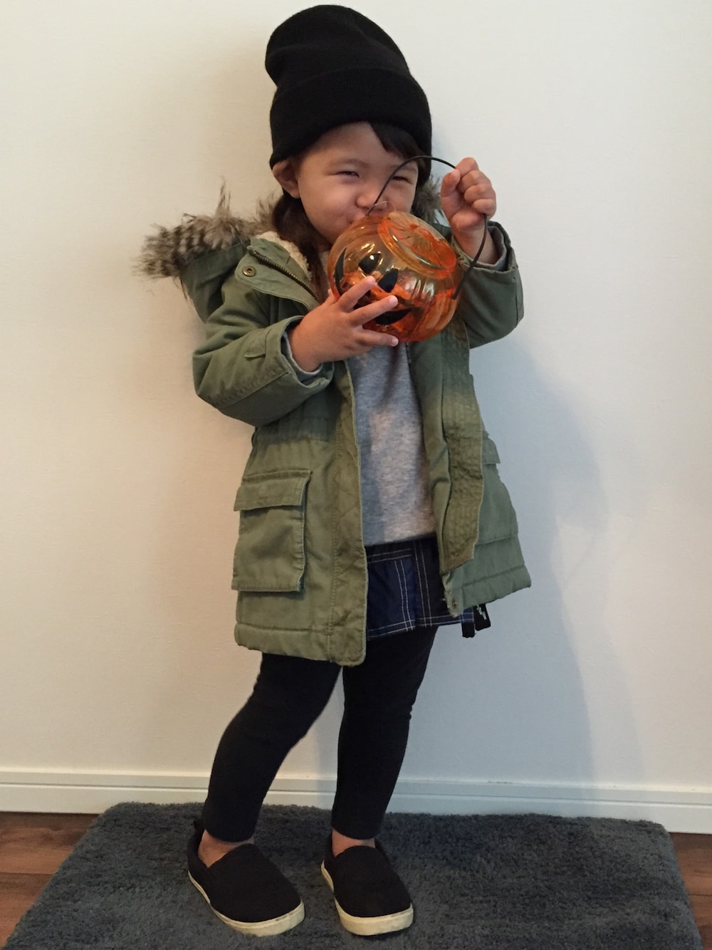 「女の子、キッズコーデ、ミリタリー、ハロウィン」｜「Ampersandのトドラースリッポン無地（スリッポン、ブラック系）」を使った、aiiiiirinさん（キッズ・90cm）の秋コーディネートの1枚目の写真