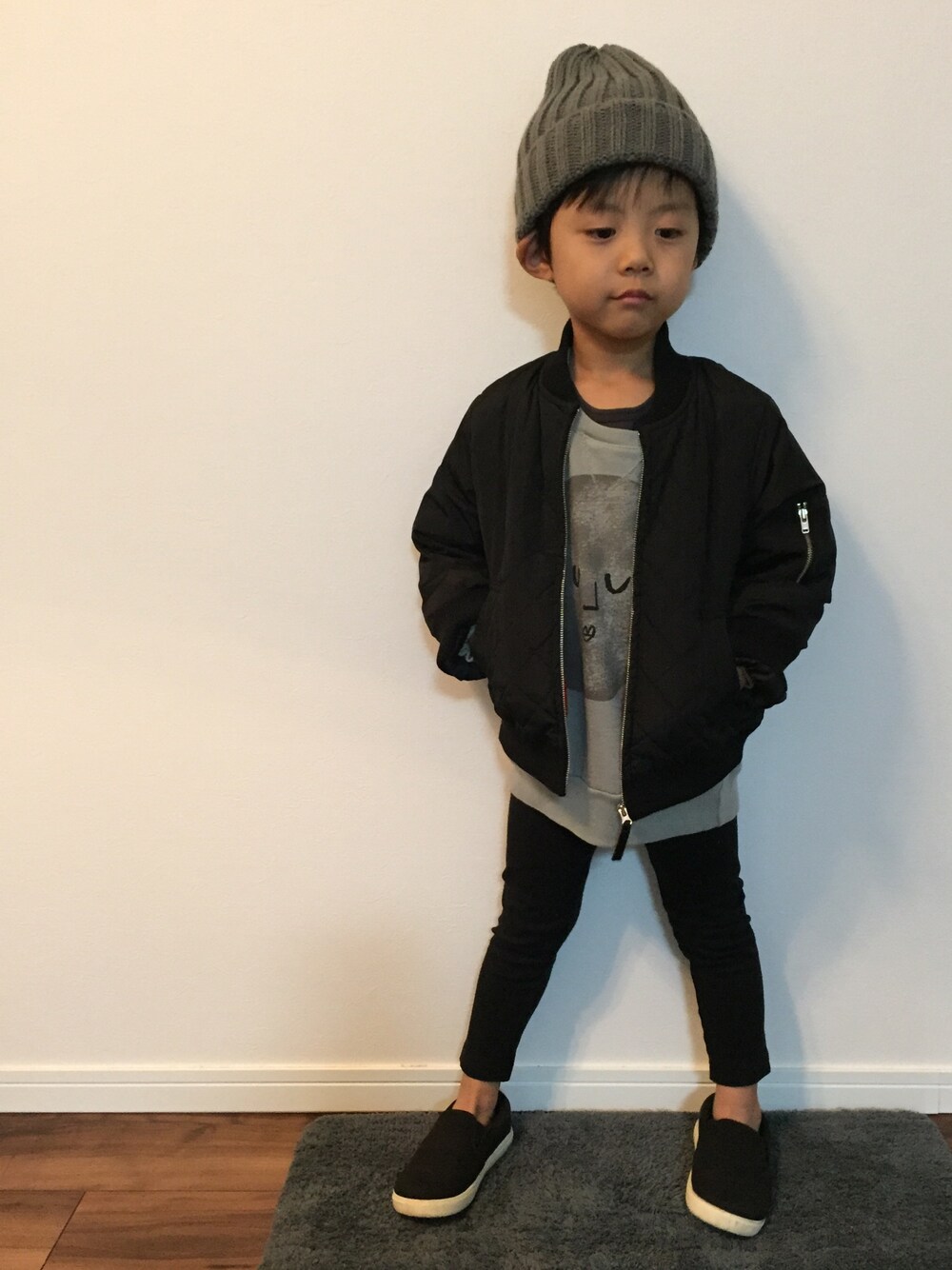 「おとこのこ、男の子、MA-1、ニット帽、bobochoses」｜「Ampersandのトドラースリッポン無地（スリッポン、ブラック系）」を使った、aiiiiirinさん（キッズ・110cm）の秋コーディネートの1枚目の写真
