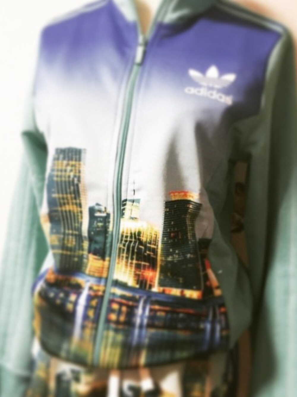 「adidas Originalsのアイテム（トップス、グリーン系）」を使った、sasyafashionさん（レディース・147cm）の秋コーディネートの1枚目の写真