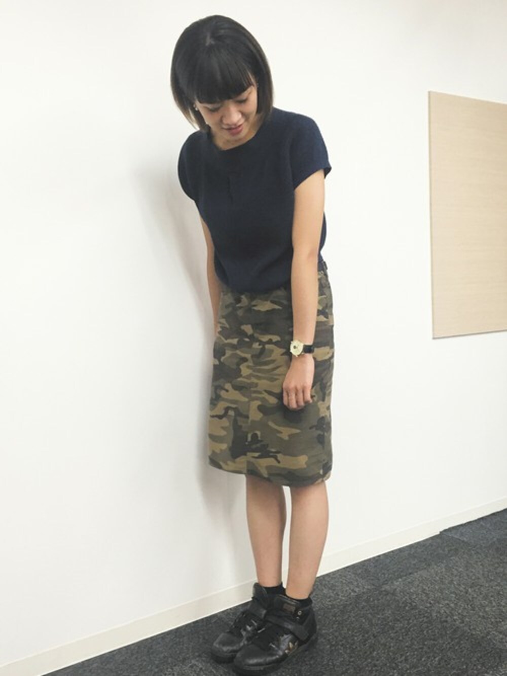 「北欧、迷彩スカート、時計、腕時計、ゴールドアクセ、黒スニーカー、カモフラスカート、北欧ブランド、TRIWA、トリワ」｜「TRIWAのTRIWA / トリワ　　　　　　 Watch FAST107-WC010117（アナログ腕時計、ゴールド系）」を使った、NORDICFeeling オフィススタッフ WOMENさん（レディース・165cm）の秋コーディネートの1枚目の写真