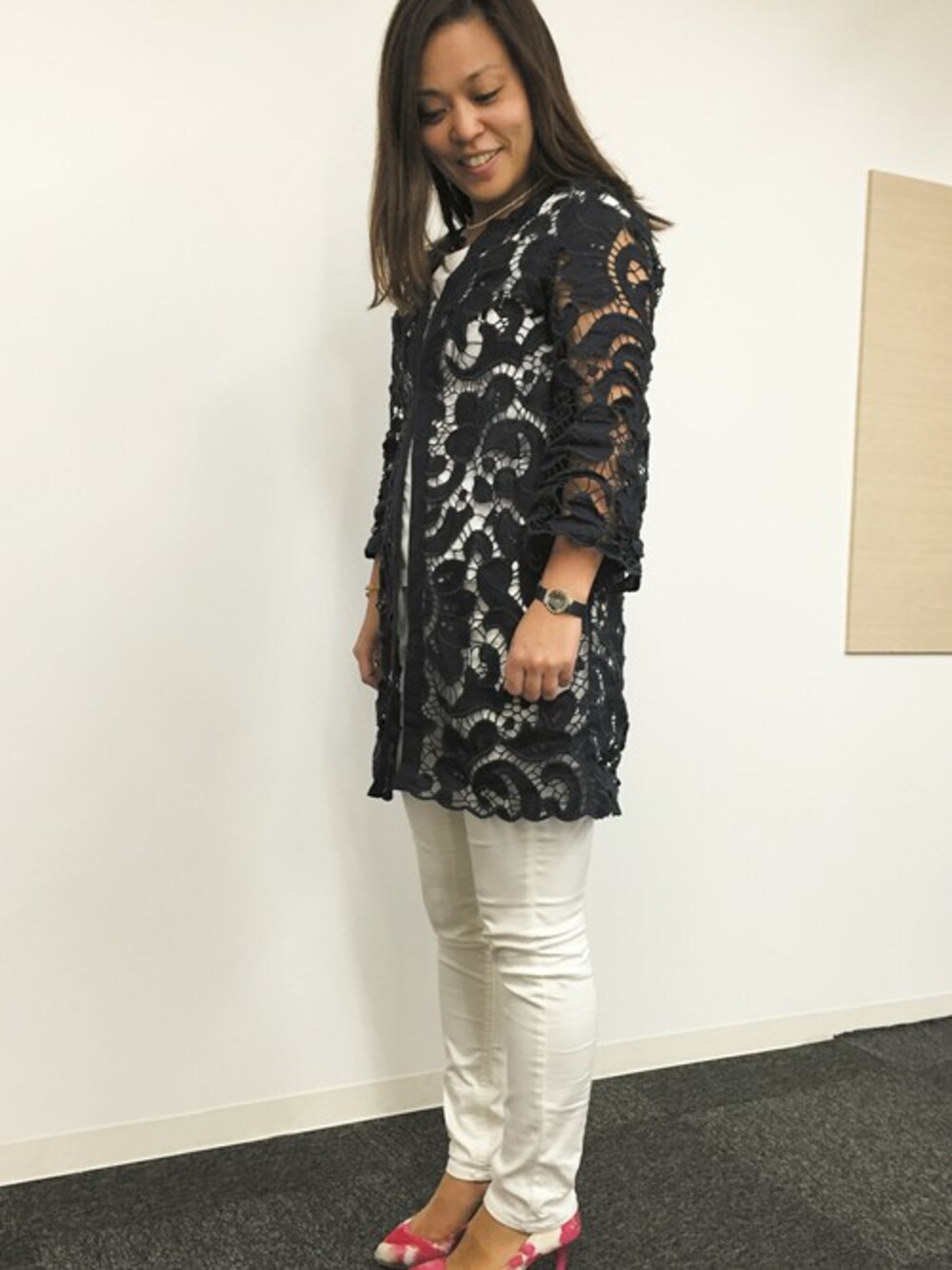「北欧、白パンツ、時計、腕時計、ネイビーコーデ、北欧ブランド、ピンクパンプス、BERING、ネイビー身につけ隊、ベーリング」｜「BERINGのBERING / ベーリング　　　　　　　　　 Watch 10126-307（アナログ腕時計、ブルー系）」を使った、NORDICFeeling オフィススタッフ WOMENさん（レディース・156cm）の秋コーディネートの1枚目の写真