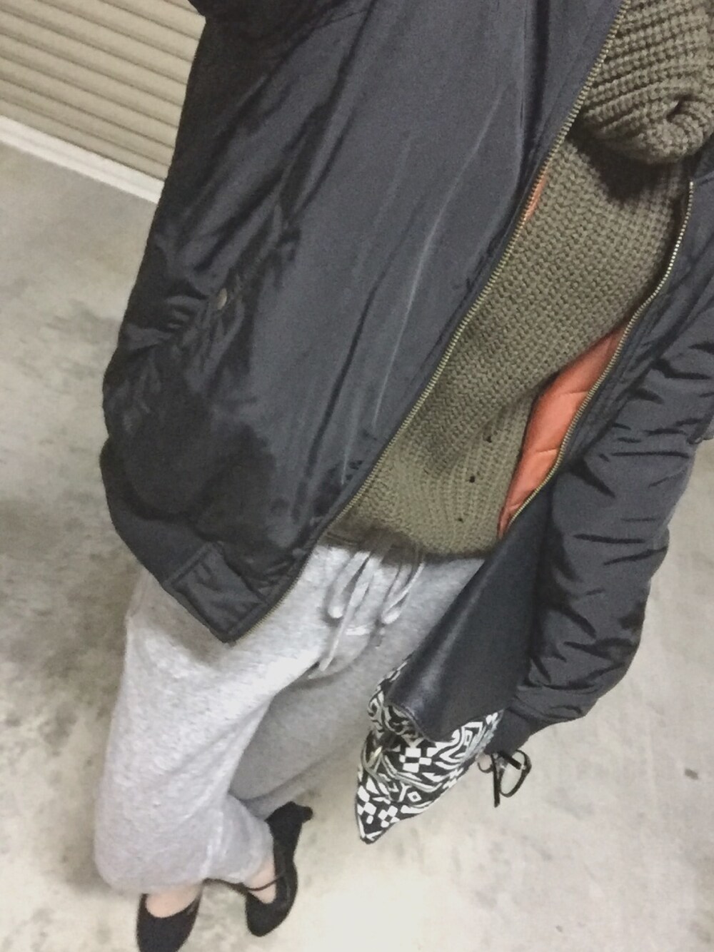 「ootd、カジュアル、MA-1、スウェット」｜「FLOVEのベーシックMA-1ブルゾン（MA-1、ブラック系）」を使った、sakipiさん（レディース・158cm）の冬コーディネートの1枚目の写真