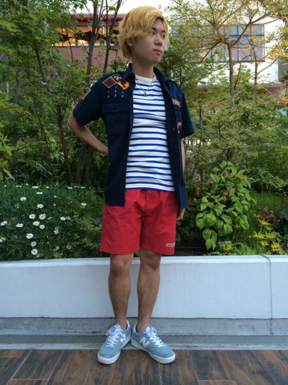 レッド系のその他パンツ、ブルー系のTシャツ/カットソーを着用したメンズの春コーディネートの1枚目の写真