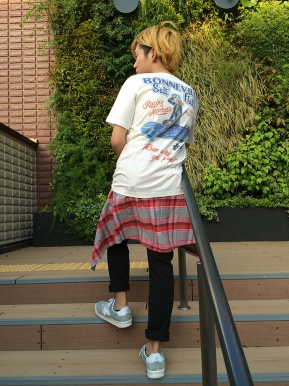 ホワイト系のTシャツ/カットソー、ブラック系のチノパンツ、レッド系のシャツ/ブラウスを着用したメンズの春コーディネートの1枚目の写真