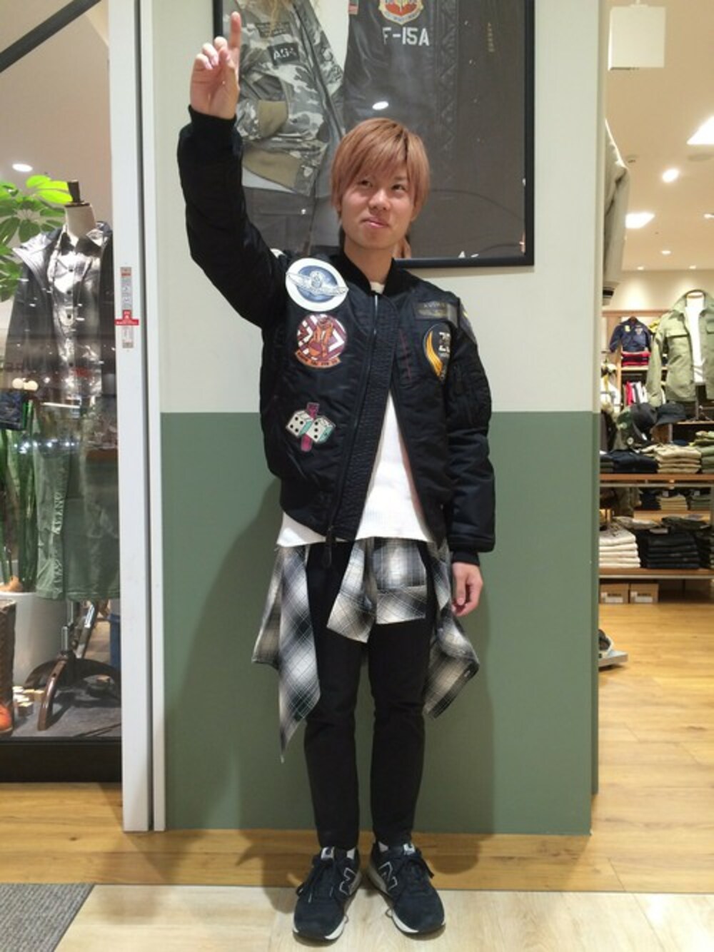 ブラック系のMA-1、ホワイト系のシャツ/ブラウス、ブラック系のチノパンツを着用したメンズの冬コーディネートの1枚目の写真