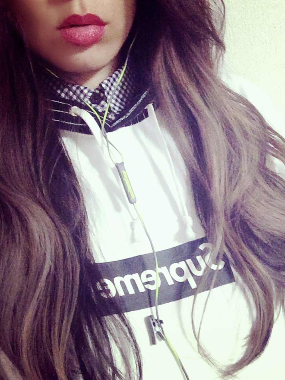 「supreme、outfit、inner」｜「Supreme のアイテム（パーカー、ホワイト系）」を使った、miho❤︎さん（レディース・164cm）の春コーディネートの1枚目の写真