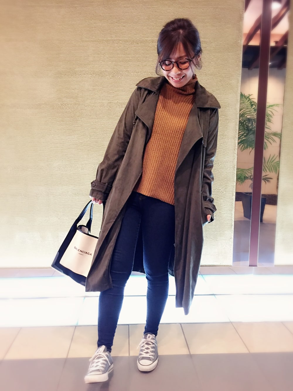「ZARA、トレンチコート、ニット、スキニーデニム、スエード、キャメル、デニム、大人カジュアル」｜「ZARAのアイテム（トレンチコート、グリーン系）」を使った、森田美里 みいたろさん（レディース・156cm）の秋コーディネートの1枚目の写真