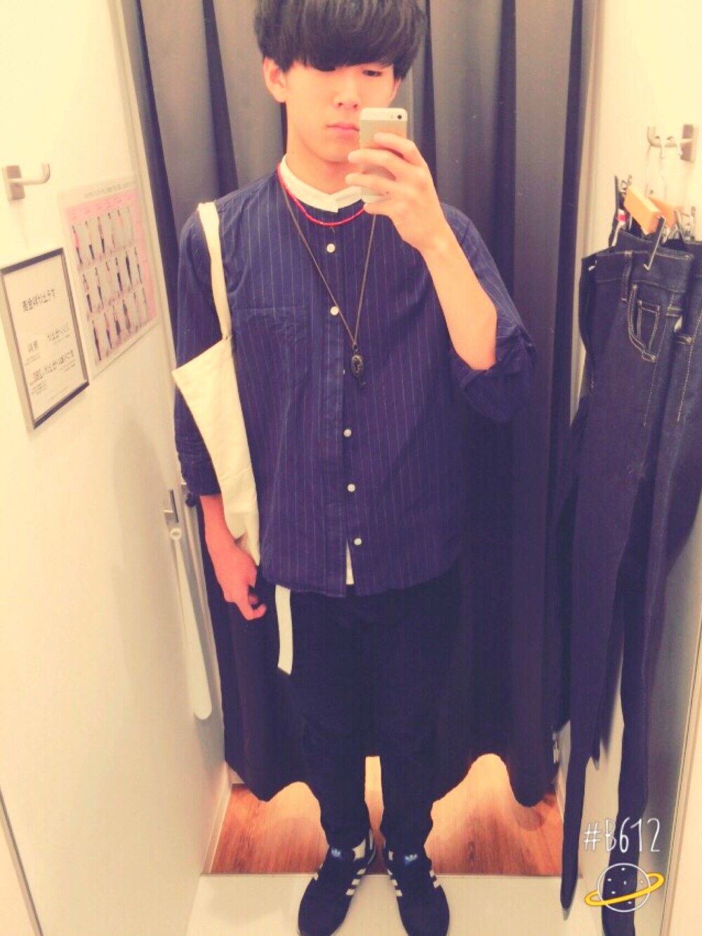 「UNIQLO、夏、ラフ、黒、白Tシャツ、ビッグT、スニーカー、アディダス」｜「WEGOのアイテム（シャツ/ブラウス、ブルー系）」を使った、shunさん（メンズ・182cm）の夏コーディネートの1枚目の写真