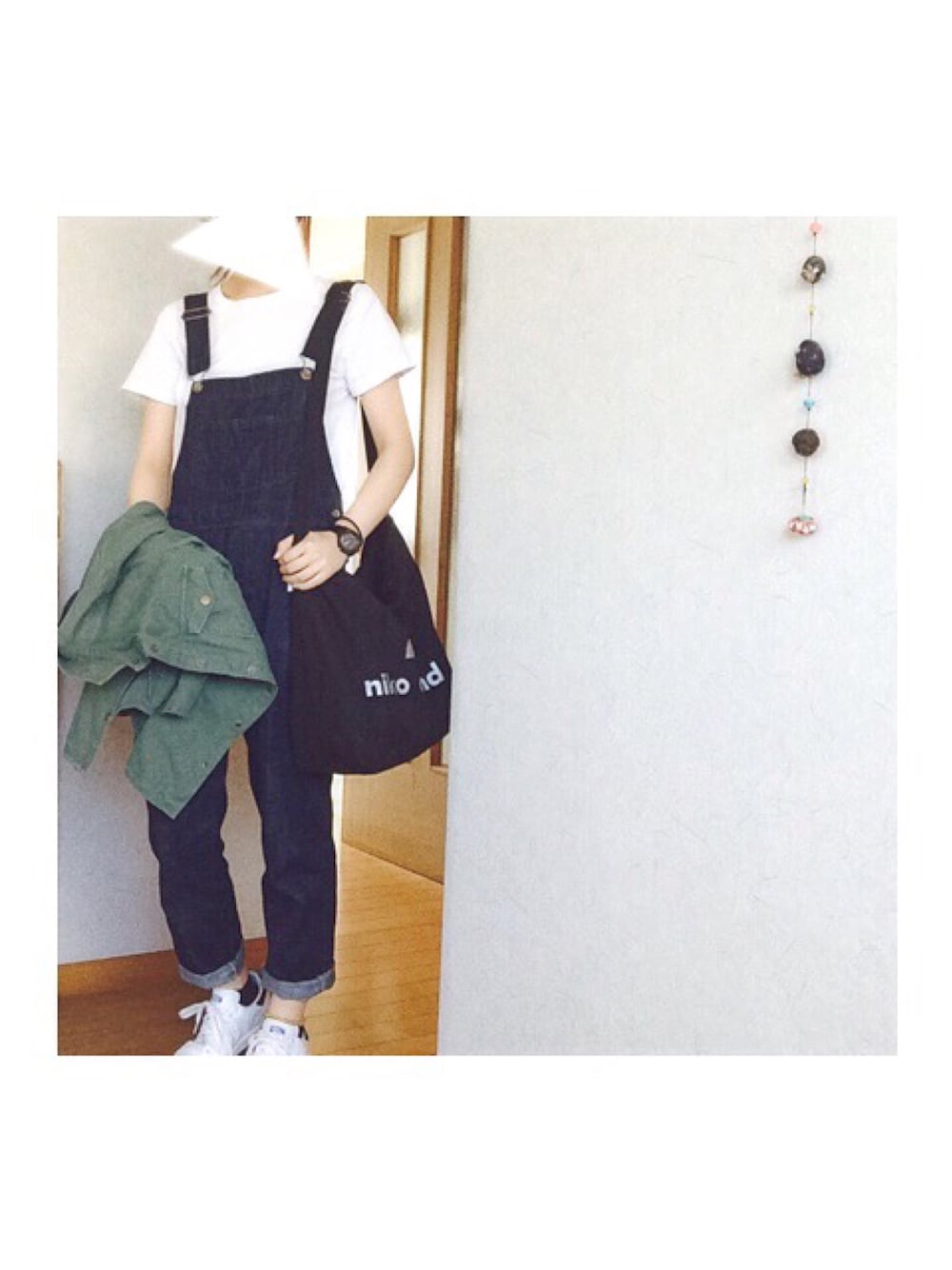 「w closet、デニムサロペット、オーバーオール、スタンスミス、stan smith、ミリタリー」｜「無印良品のアイテム（Tシャツ/カットソー、ホワイト系）」を使った、moiさん（レディース・162cm）の秋コーディネートの1枚目の写真