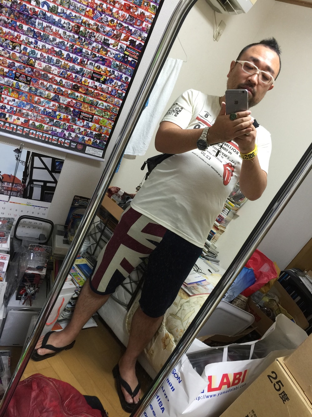 「ユニオンジャック、パンク、下駄、まだ夏、ボディバッグ、モヒカン、ヒゲ、ヒゲメガネ、帰り寒いかな？、ローリングストーンズ」｜「PPFMのアイテム（Tシャツ/カットソー、ホワイト系）」を使った、アコさん（メンズ・167cm）の秋コーディネートの1枚目の写真