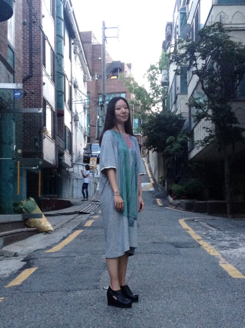 「flatapartment、 シューズ、shoes、ロングヘア、FLAT APARTMENT、 フラットアパートメント、플랫아파트먼트、 슈즈」｜「FLAT APARTMENTのS13A-BD005. side open wedge shoes（ブーティ、ブラック系）」を使った、FLATAPARTMENTさん（レディース・158cm）の夏コーディネートの1枚目の写真