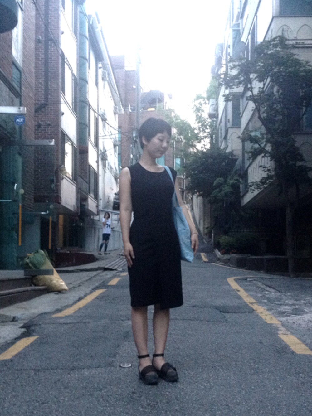 「オールブラック、flatapartment、shoes、ショートカット、FLAT APARTMENT、 フラットアパートメント、플랫아파트먼트」｜「FLAT APARTMENTのS13A-CM002. platform shoes with floating band（サンダル、グレー系）」を使った、FLATAPARTMENTさん（レディース・158cm）の夏コーディネートの1枚目の写真