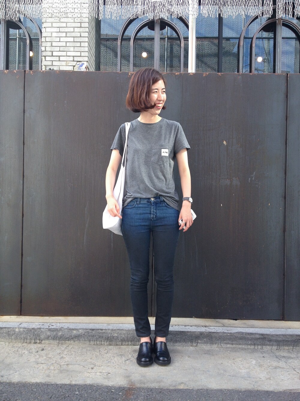 「denim、flatapartment、shoes、skinny、slipon、FLAT APARTMENT、플랫아파트먼트、フラットアパートメント、シュズ」｜「FLAT APARTMENTのS14A-NL001B. loafer（その他シューズ、ブラック系）」を使った、FLATAPARTMENTさん（レディース・163cm）の夏コーディネートの1枚目の写真