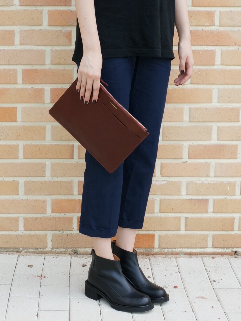 「black、boots、flatapartment、シューズ、BROWN、clutchbag、FLAT APARTMENT、플랫아파트먼트、フラットアパートメント」｜「FLAT APARTMENTのNFAC-BR01（クラッチバッグ、ブラウン系）」を使った、FLATAPARTMENTさん（レディース・165cm）の夏コーディネートの1枚目の写真
