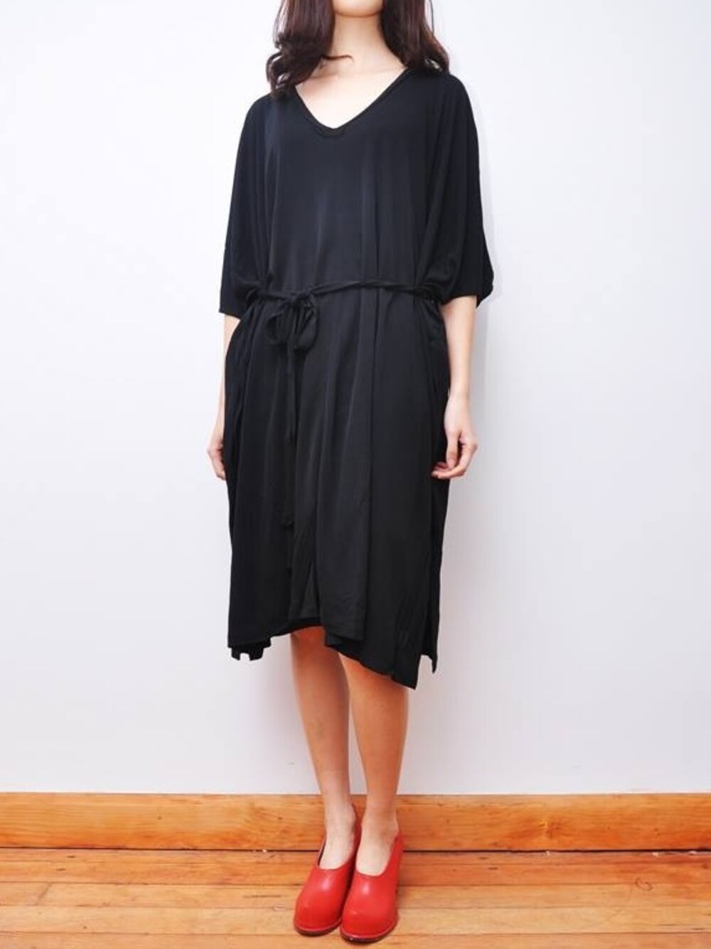 「black、red、flatapartment、シューズ、pumps、FLAT APARTMENT、플랫아파트먼트、フラットアパートメント」｜「FLAT APARTMENTのF13A-PH006 （パンプス、レッド系）」を使った、FLATAPARTMENTさん（レディース・173cm）の夏コーディネートの1枚目の写真