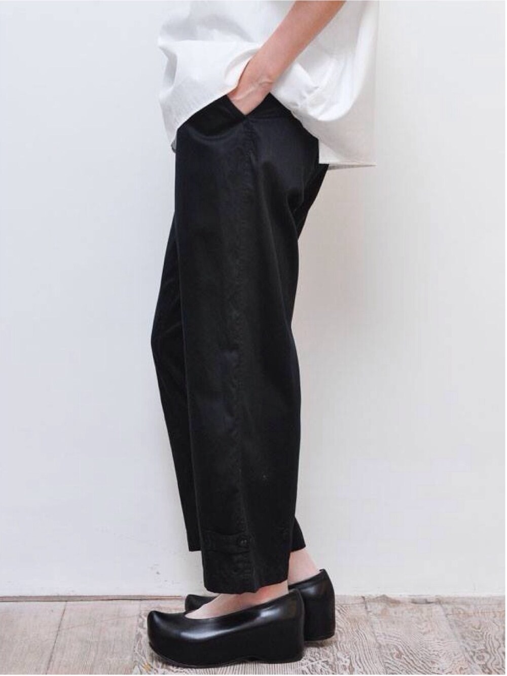 「black、ブラック、flatapartment、シューズ、shoes、FLAT APARTMENT、platform shoes、플랫아파트먼트、フラットアパートメント、triplemajor」｜「FLAT APARTMENTのF12A-AR002 （その他シューズ、ブラック系）」を使った、FLATAPARTMENTさん（レディース・173cm）の夏コーディネートの1枚目の写真
