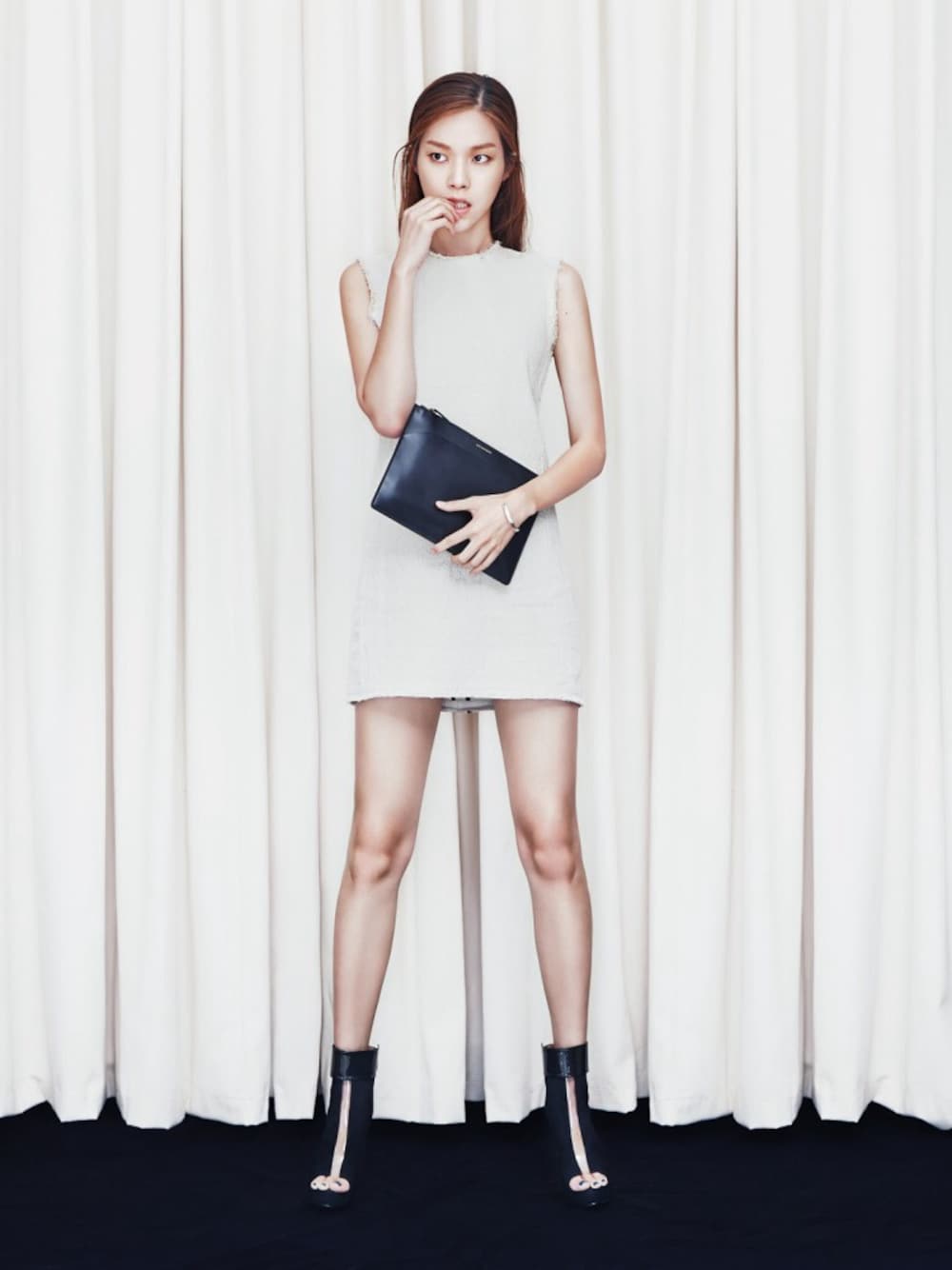 「FLAT APARTMENT、flatapartment、clutchbag、black、플랫아파트먼트、フラットアパートメント、ポーチ、ブラック」｜「FLAT APARTMENTのアイテム（クラッチバッグ、ブラック系）」を使った、FLATAPARTMENTさん（レディース・174cm）の夏コーディネートの1枚目の写真