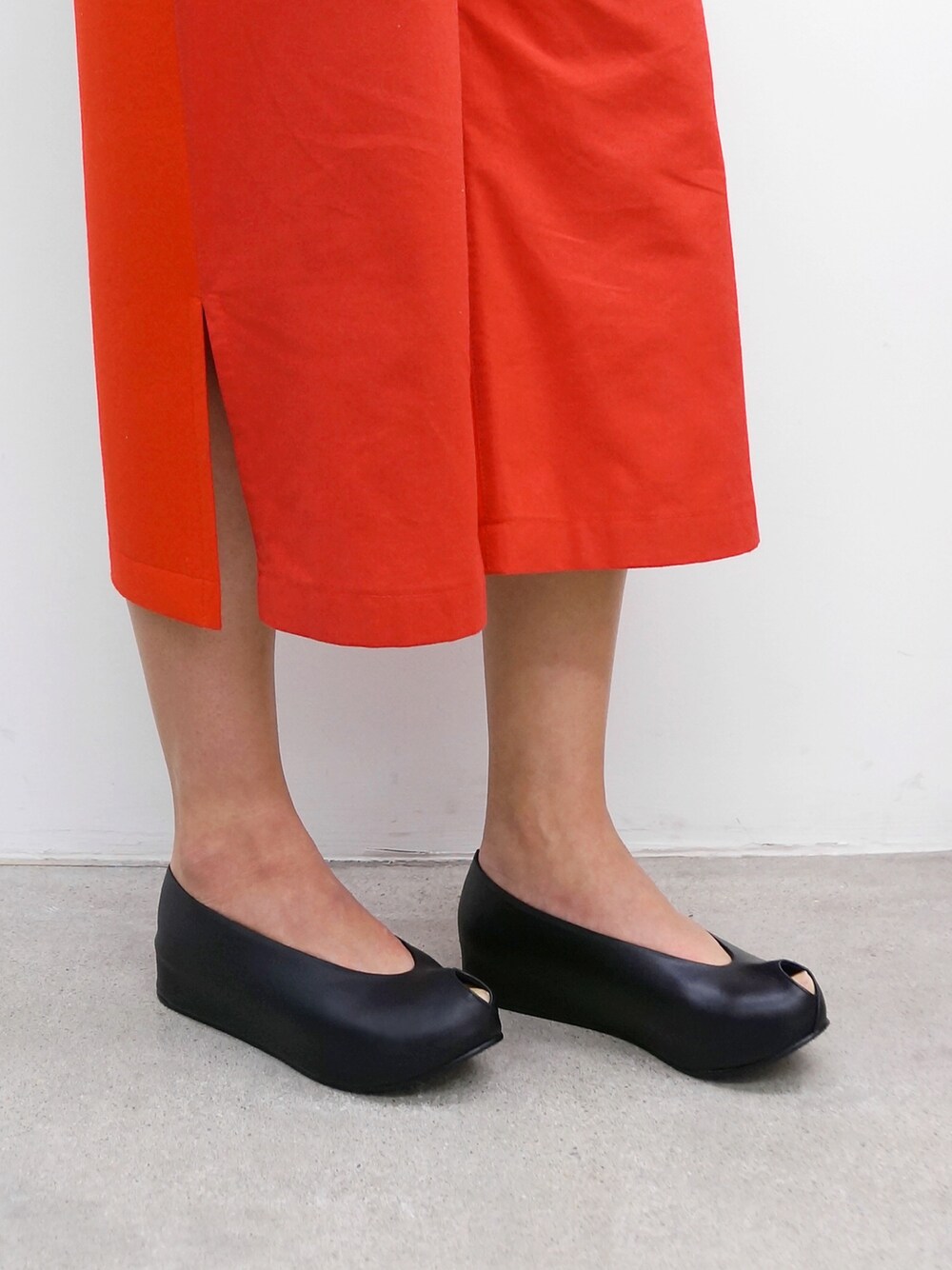 「FLAT APARTMENT、flatapartment、shoes、シューズ、フラットアパートメント、ブラック、ワイドパンツ」｜「FLAT APARTMENTのアイテム（スラックス、レッド系）」を使った、FLATAPARTMENTさん（レディース・171cm）の冬コーディネートの1枚目の写真