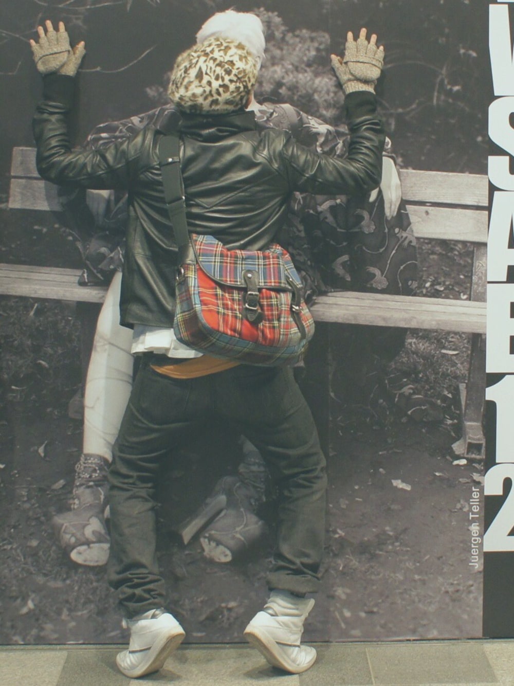 COMME des GARCONSのメッセンジャーバッグを使った人気