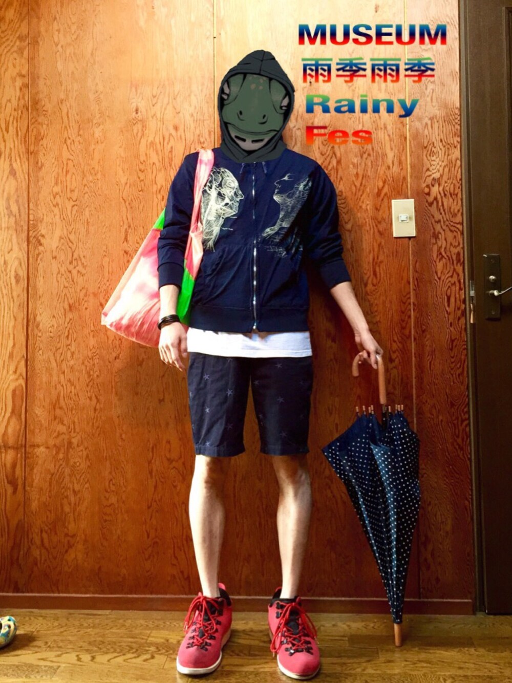ブラック系のパーカー、ブラック系のその他パンツ、レッド系のその他シューズを着用したメンズの夏コーディネートの1枚目の写真