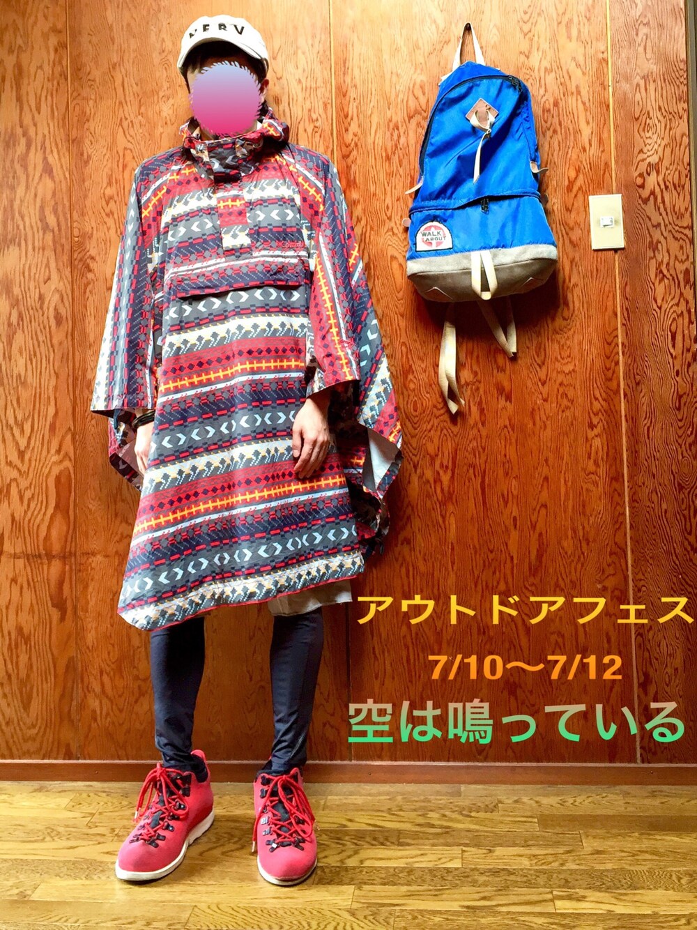 ブルー系のバックパック/リュック、レッド系のポンチョ、レッド系のその他シューズを着用したメンズの夏コーディネートの1枚目の写真