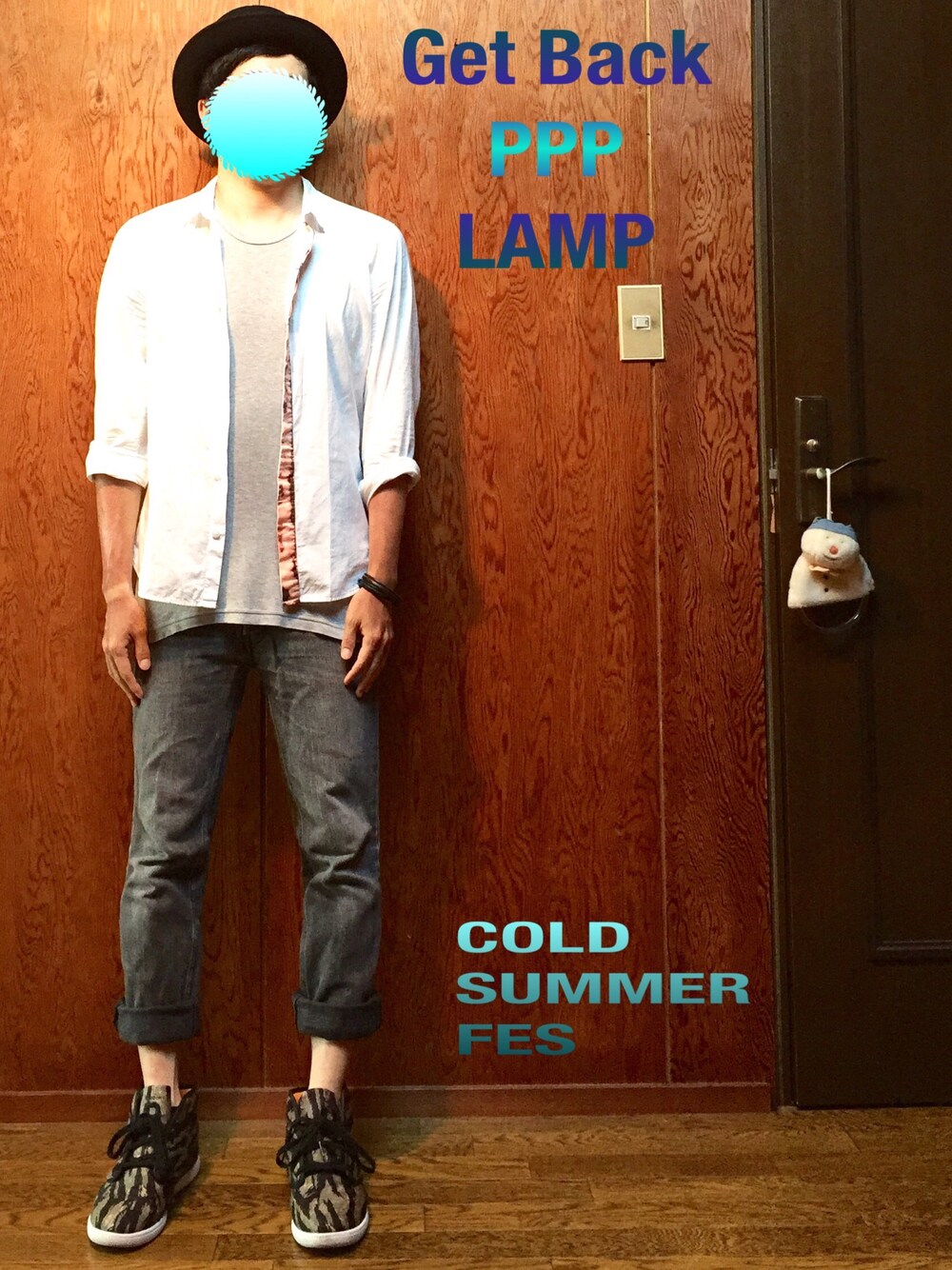 ホワイト系のシャツ/ブラウス、ブラック系のデニムパンツ、その他のスニーカーを着用したメンズの夏コーディネートの1枚目の写真