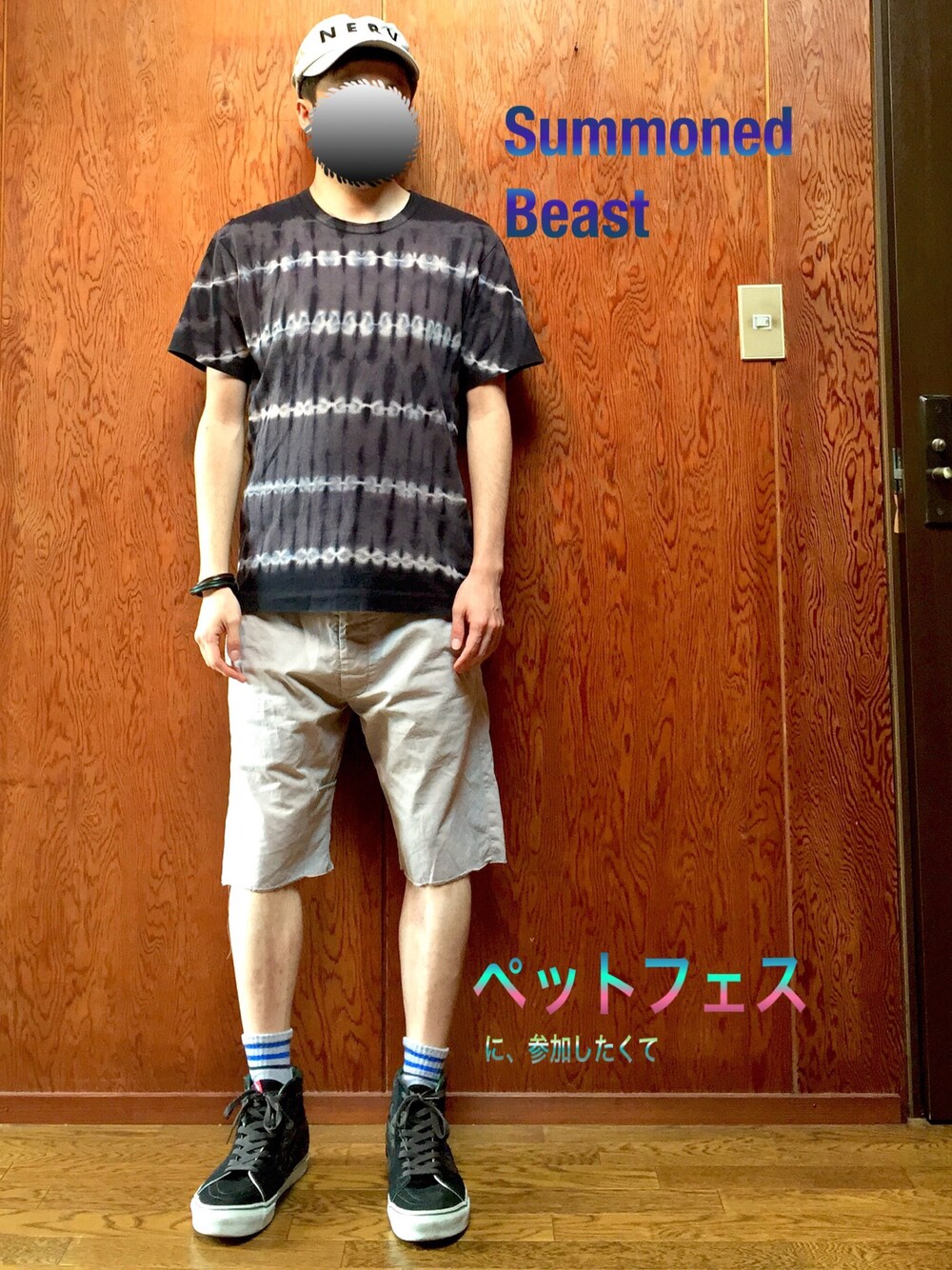 ブラック系のTシャツ/カットソー、ベージュ系のその他パンツ、ブラック系のスニーカーを着用したメンズの夏コーディネートの1枚目の写真