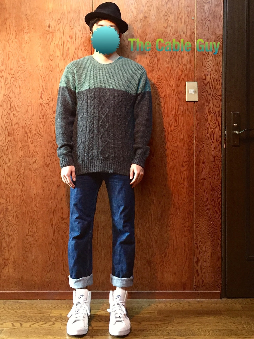 グリーン系のニット/セーター、ブルー系のデニムパンツ、ホワイト系のスニーカーを着用したメンズの秋コーディネートの1枚目の写真