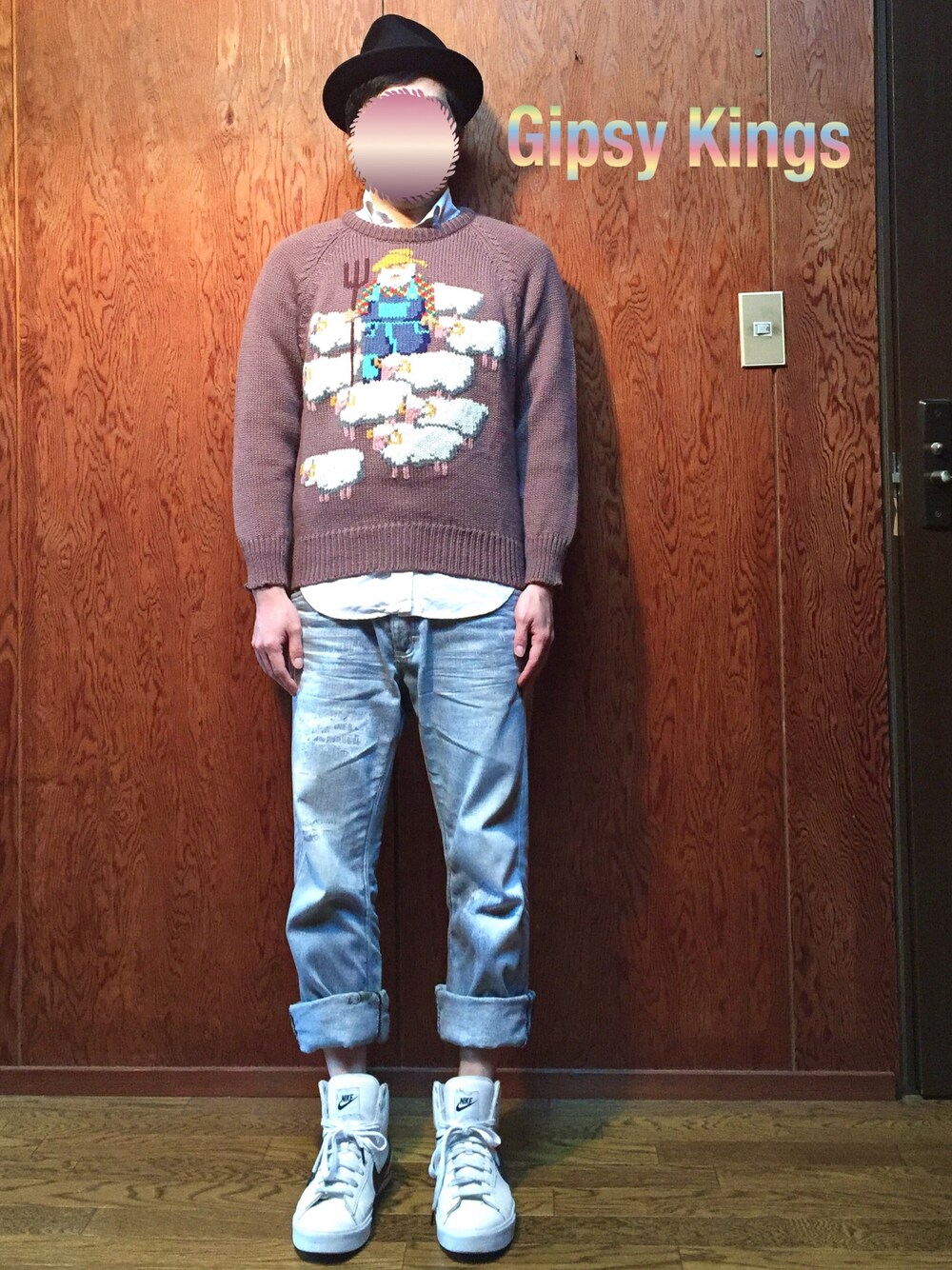 ブラウン系のニット/セーター、ホワイト系のシャツ/ブラウス、ブルー系のチノパンツを着用したメンズの秋コーディネートの1枚目の写真