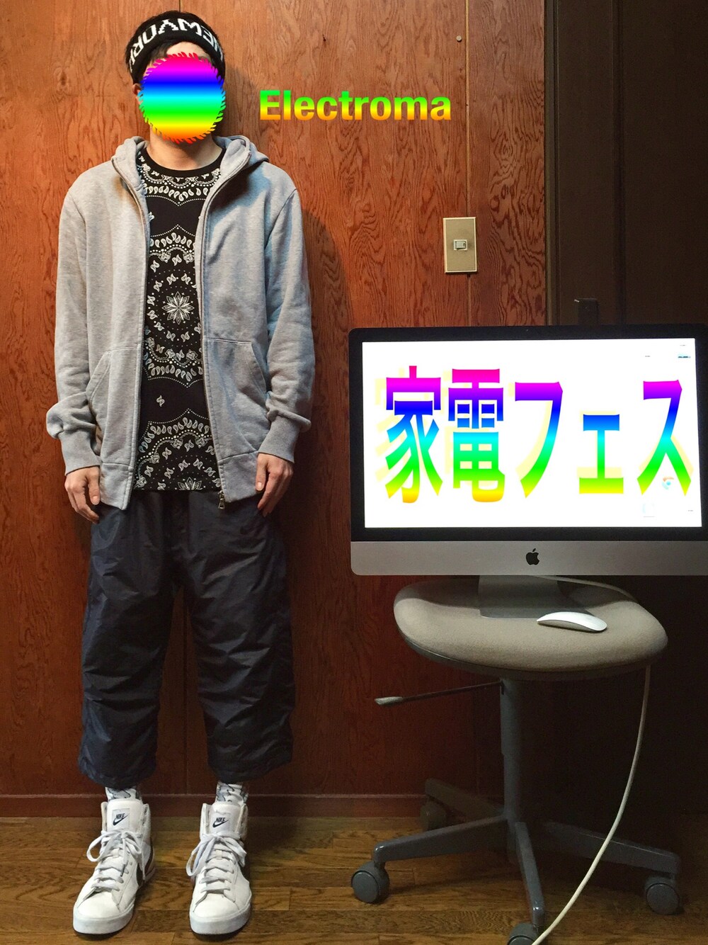 グレー系のパーカー、ブラック系のTシャツ/カットソー、ブラック系のその他パンツを着用したメンズの秋コーディネートの1枚目の写真
