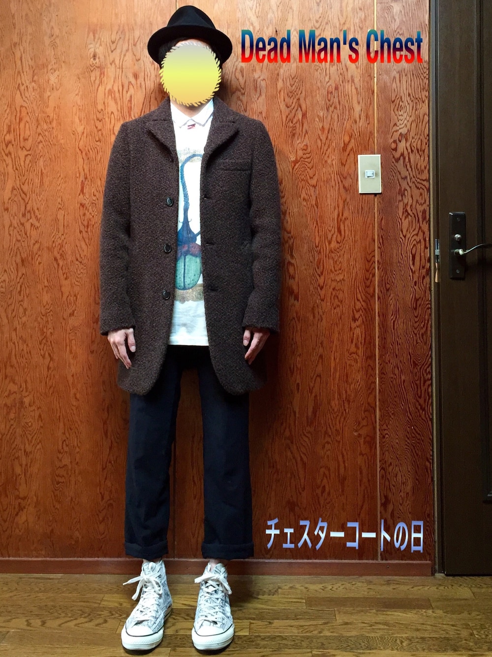 その他のチェスターコート、ホワイト系のシャツ/ブラウス、その他のTシャツ/カットソーを着用したメンズの秋コーディネートの1枚目の写真