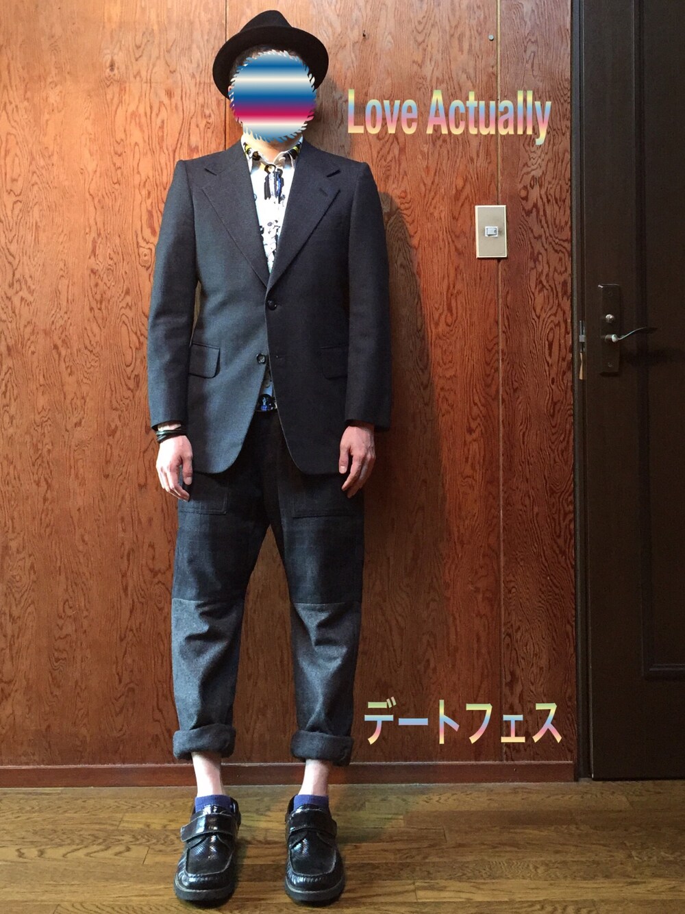 ホワイト系のシャツ/ブラウス、ブラック系のスラックス、ブラック系のその他シューズを着用したメンズの冬コーディネートの1枚目の写真