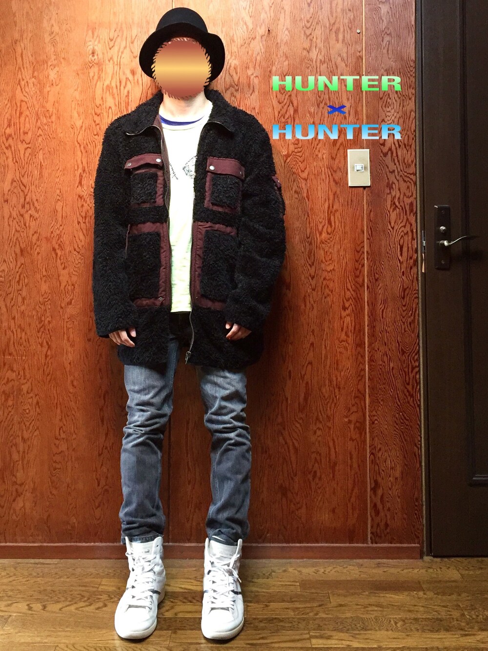 ブラック系のその他アウター、グリーン系のTシャツ/カットソー、ブラック系のデニムパンツを着用したメンズの冬コーディネートの1枚目の写真