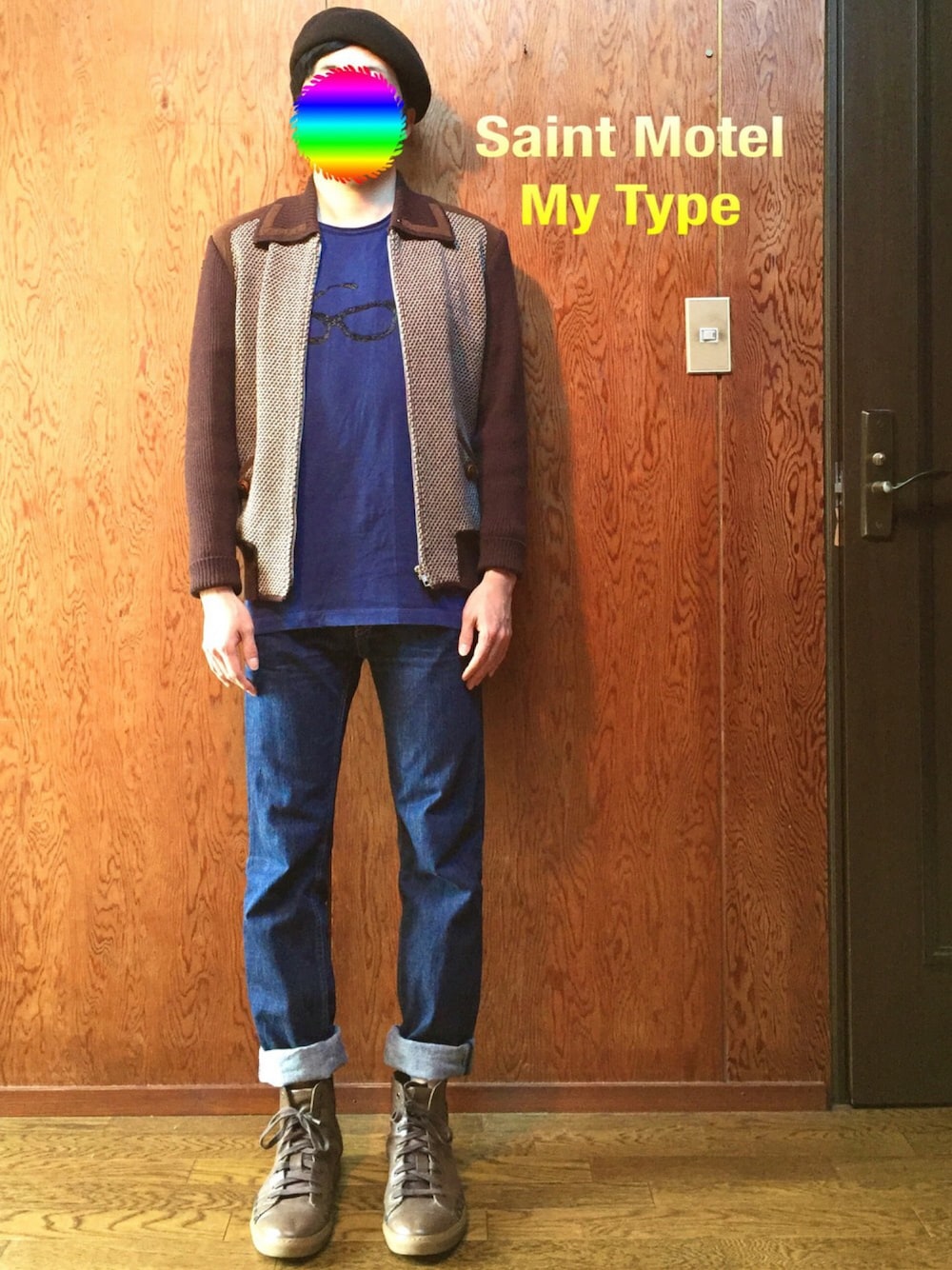 ブラウン系のブルゾン、ブルー系のTシャツ/カットソー、ブルー系のデニムパンツを着用したメンズの春コーディネートの1枚目の写真