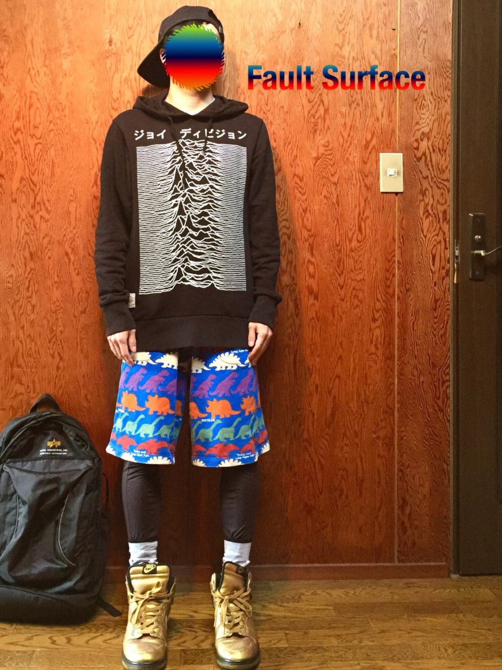 ブラック系のパーカー、その他のその他パンツ、ブラック系のバックパック/リュックを着用したメンズの春コーディネートの1枚目の写真