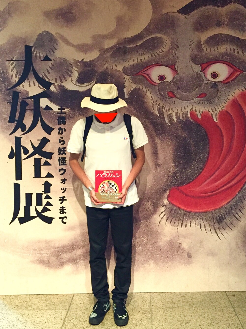 ホワイト系のポロシャツ、ブラック系のバックパック/リュック、ブラック系のスニーカーを着用したメンズの夏コーディネートの1枚目の写真