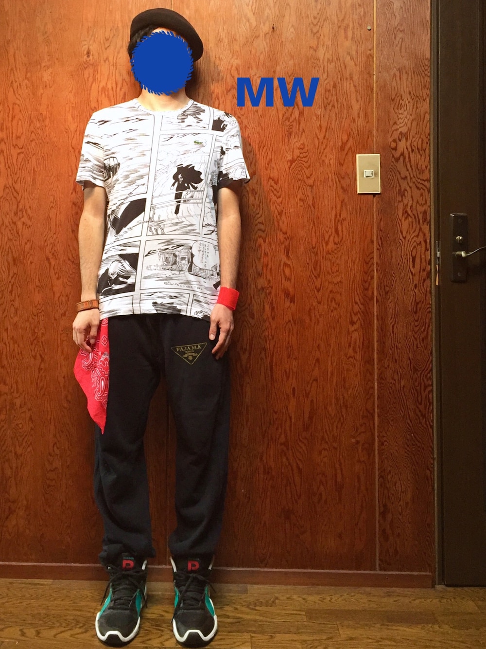 ホワイト系のTシャツ/カットソー、ブラック系のパンツ、ブラック系のその他パンツを着用したメンズの秋コーディネートの1枚目の写真