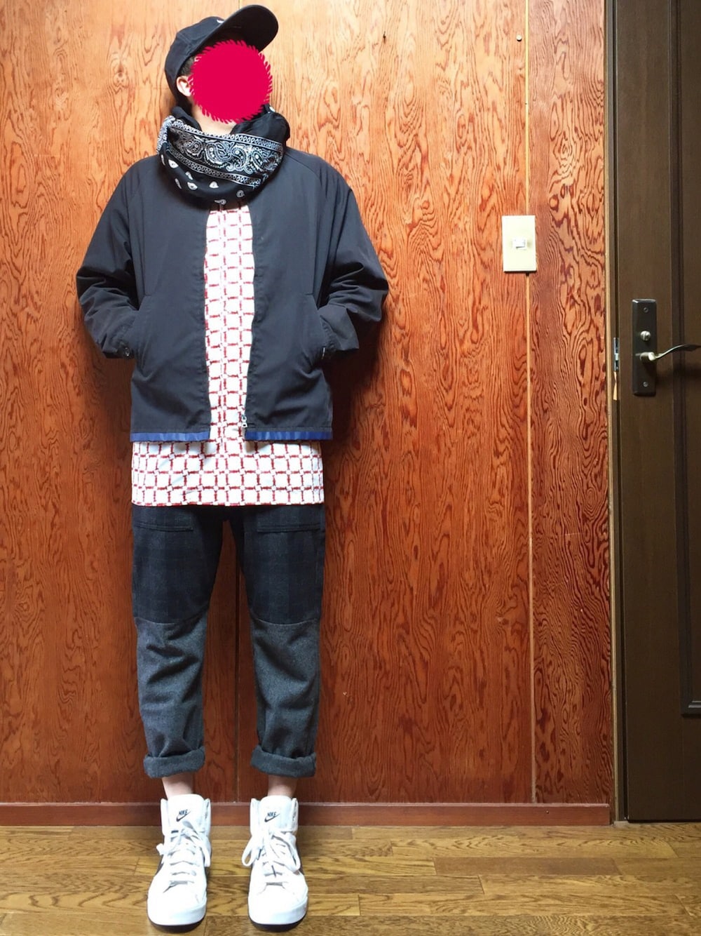 ブラック系のその他アウター、ホワイト系のセットアップ、ホワイト系のセットアップを着用したメンズの秋コーディネートの1枚目の写真