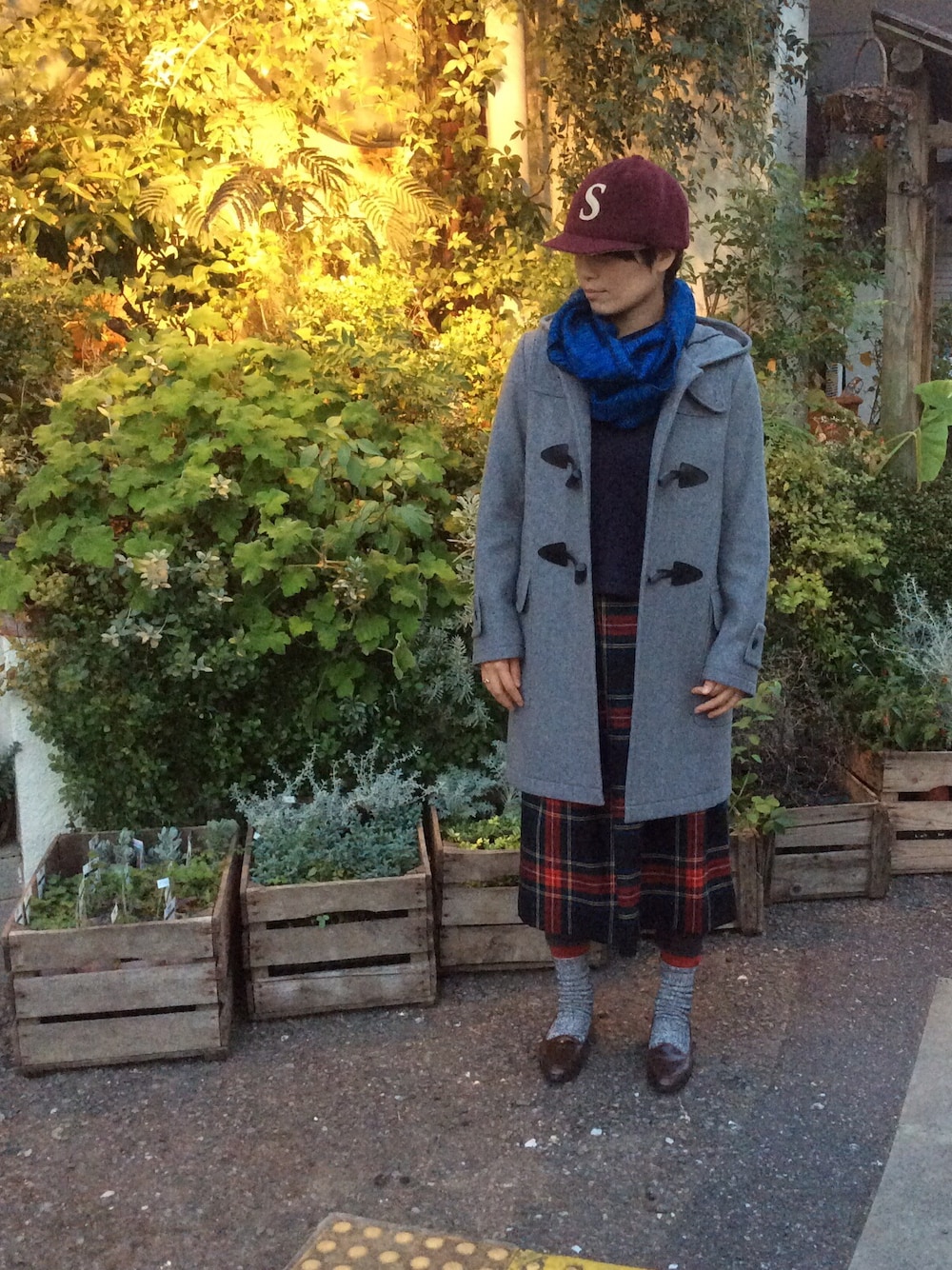 グレー系のダッフルコートを着用したレディースの冬コーディネートの1枚目の写真