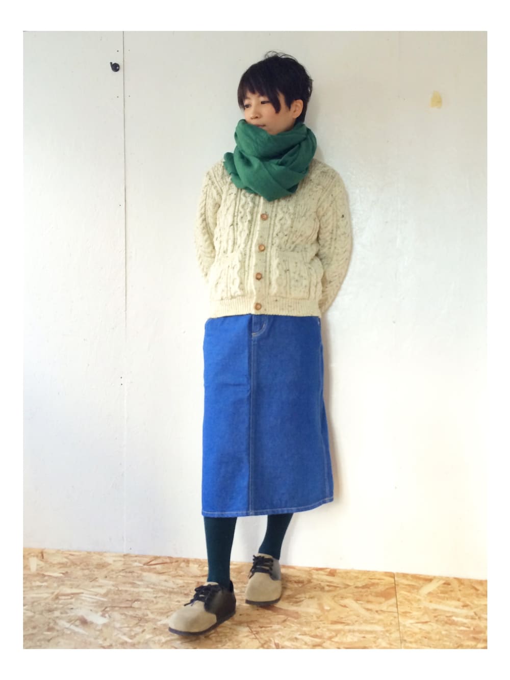 グレー系のその他シューズを着用したレディースの冬コーディネートの1枚目の写真