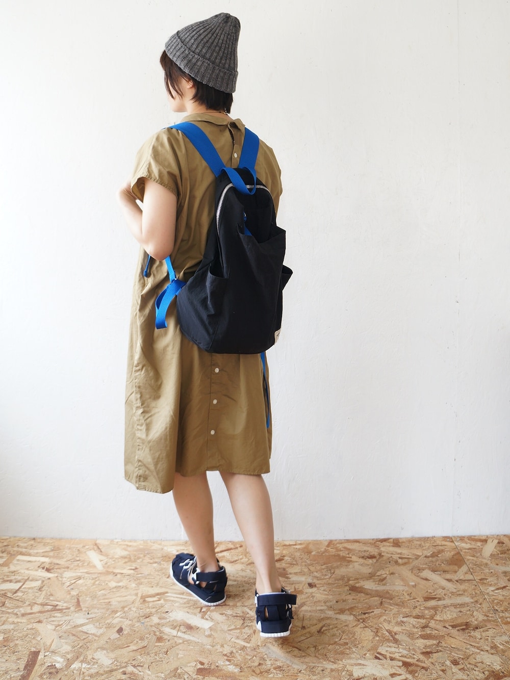 「SHAKA、リュック大好き、スポーツミックス」｜「TIGRE BROCANTEのアイテム（ワンピース、ベージュ系）」を使った、yumiさん（レディース・159cm）の春コーディネートの1枚目の写真