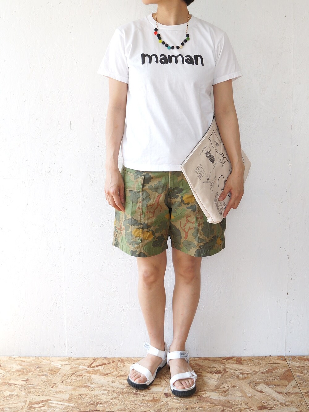 ホワイト系のTシャツ/カットソー、その他のその他パンツ、ホワイト系のサンダルを着用したレディースの夏コーディネートの1枚目の写真