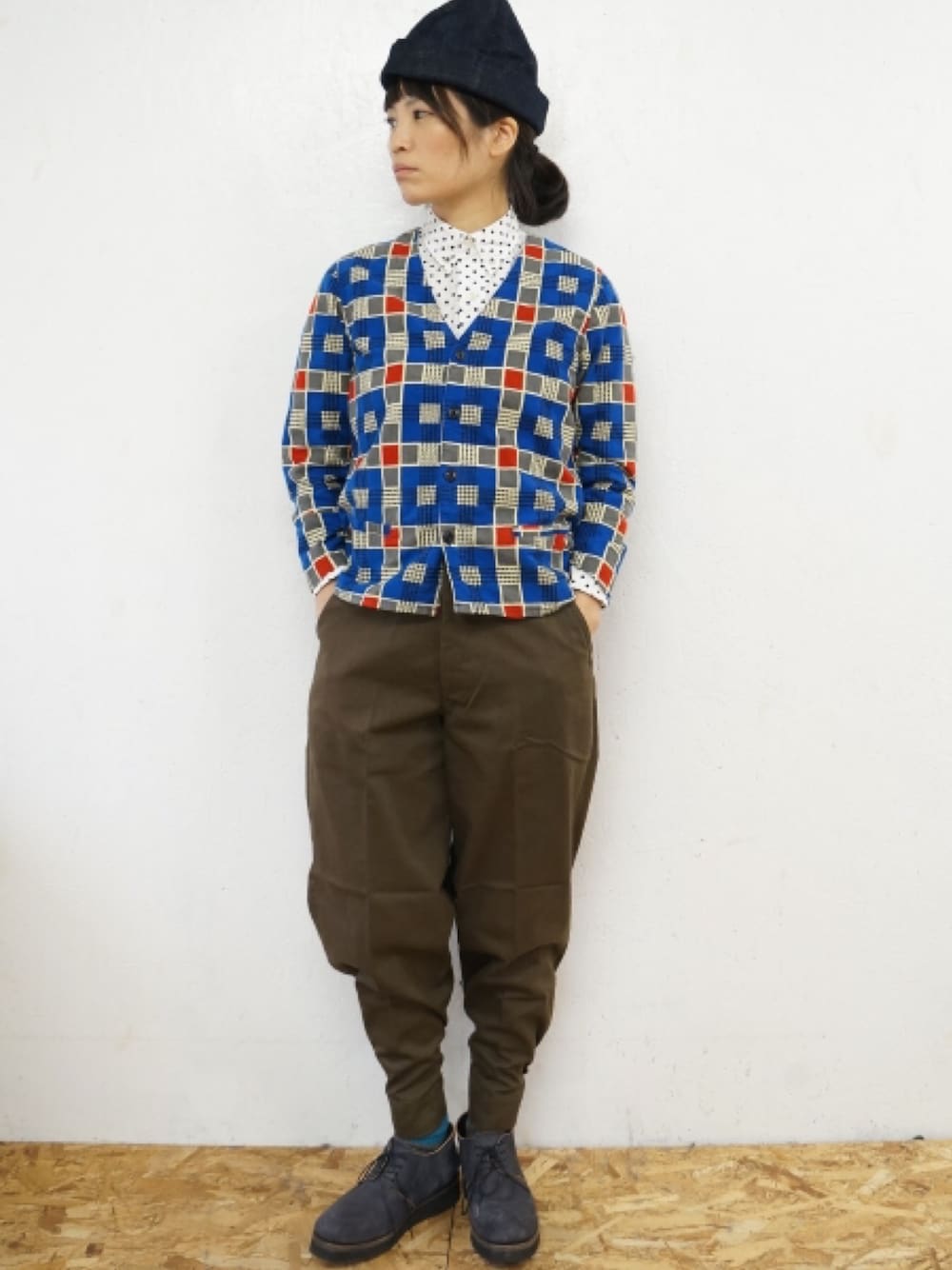 ブルー系のカーディガン/ボレロ、ブラウン系のその他パンツ、パープル系のドレスシューズを着用したレディースの冬コーディネートの1枚目の写真