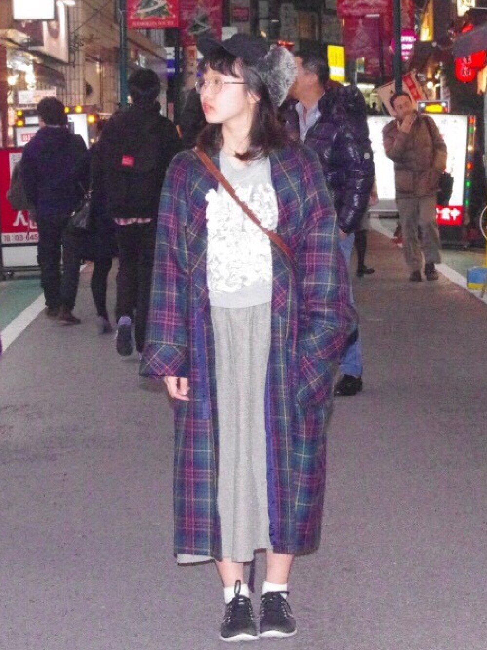 「古着、amatunal、ガウン、プチプラ、下北沢、吉祥寺、ニューエラ、ダテメガネ、ロングスカート」｜「usedのアイテム（ダウンジャケット/コート、レッド系）」を使った、ナツさん（レディース・160cm）の冬コーディネートの1枚目の写真