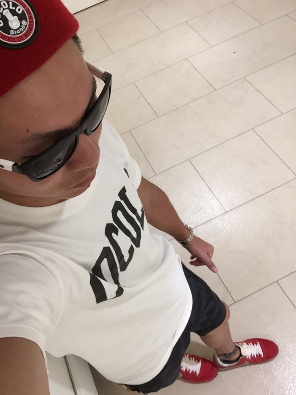 レッド系のスニーカー、ブラック系のその他パンツ、ホワイト系のTシャツ/カットソーを着用したメンズの夏コーディネートの1枚目の写真