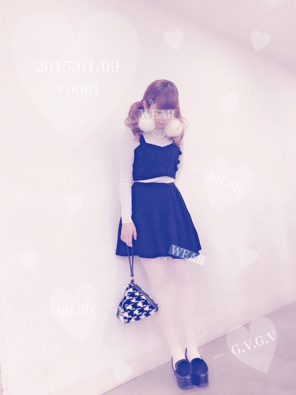 「モノクロコーデ、lillLilly、ニットスカート、ニットキャミソール、gvgv、三角、千鳥柄、ファーピアス、ポシェット」｜「G.V.G.V.のPOM POM OPERA SHOES（パンプス、ブラック系）」を使った、mayuさん（レディース・159cm）の冬コーディネートの1枚目の写真
